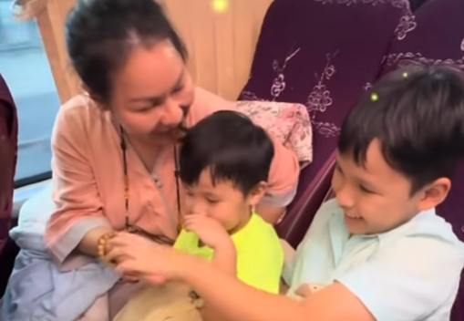 Sau 100 ngày của chồng, bà xã Quý Bình bất ngờ đưa 2 con trai đi làm điều này- Ảnh 2.