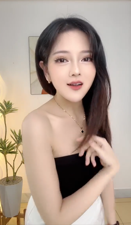Nữ streamer nổi tiếng khiến người xem mất tập trung khi lấn sân sang livestream bán hàng online- Ảnh 4. Nữ streamer nổi tiếng khiến người xem mất tập trung khi lấn sân sang livestream bán hàng online- Ảnh 4.