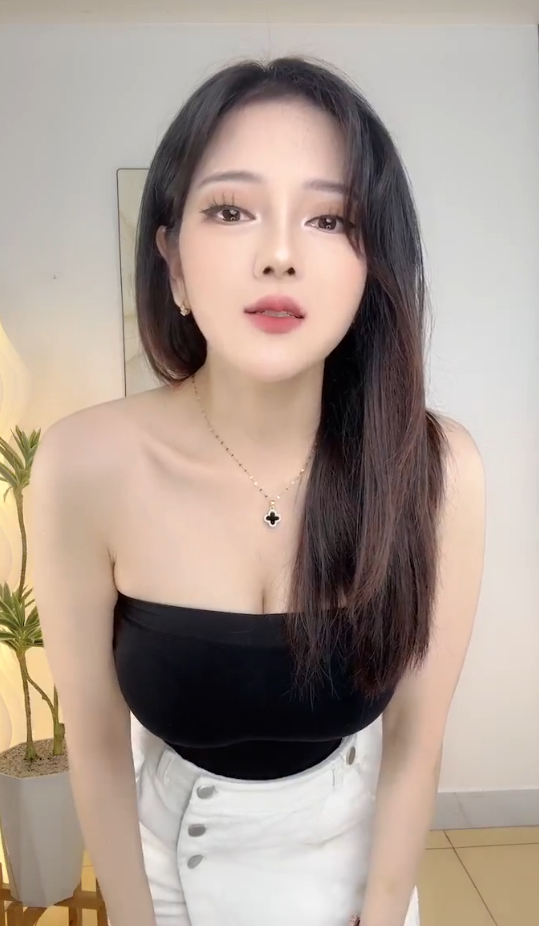 Nữ streamer nổi tiếng khiến người xem mất tập trung khi lấn sân sang livestream bán hàng online- Ảnh 2. Nữ streamer nổi tiếng khiến người xem mất tập trung khi lấn sân sang livestream bán hàng online- Ảnh 2.