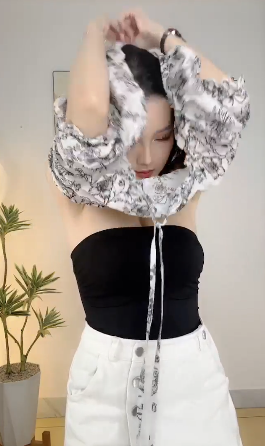 Nữ streamer nổi tiếng khiến người xem mất tập trung khi lấn sân sang livestream bán hàng online- Ảnh 6. Nữ streamer nổi tiếng khiến người xem mất tập trung khi lấn sân sang livestream bán hàng online- Ảnh 6.