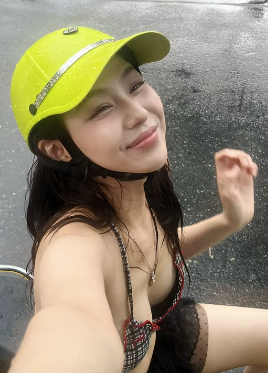 Xôn xao hình ảnh gái xinh diện bikini, hồn nhiên check-in giữa đường phố: Trang phục gợi cảm nhưng không phù hợp- Ảnh 2.