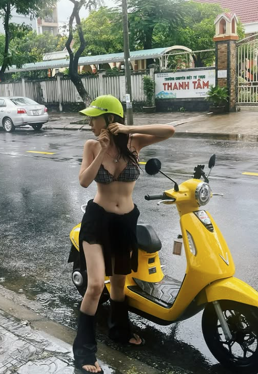 Xôn xao hình ảnh gái xinh diện bikini, hồn nhiên check-in giữa đường phố: Trang phục gợi cảm nhưng không phù hợp- Ảnh 3.
