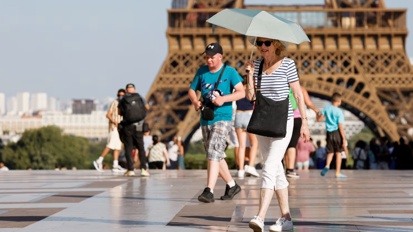 Tháp Eiffel đóng cửa, ngừng đón khách du lịch- Ảnh 1.