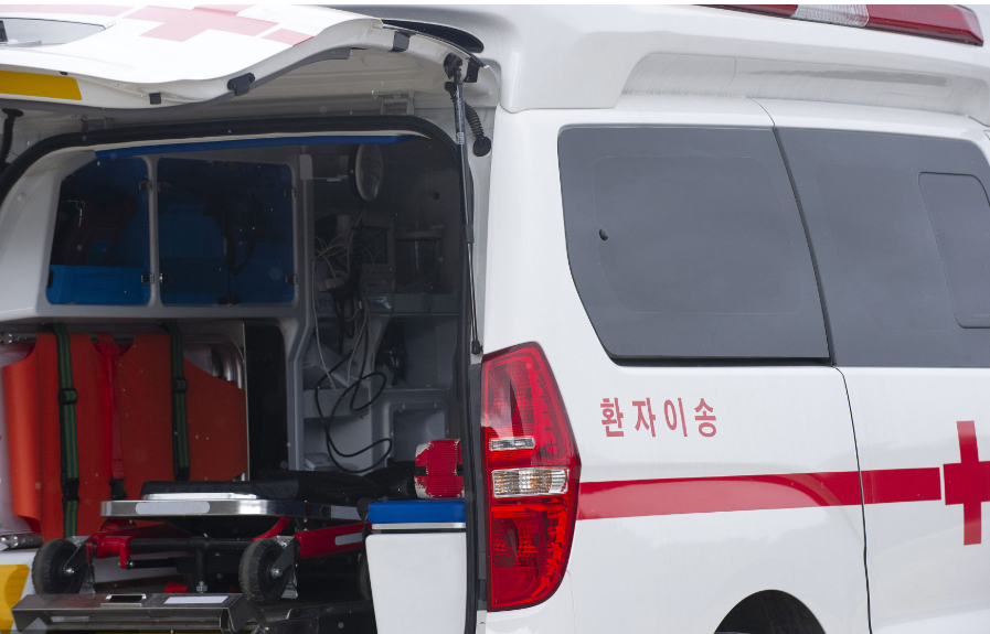 Cô gái rơi từ tầng 13 xuống trúng người qua đường khiến 3 người khác thương vong- Ảnh 1. Cô gái rơi từ tầng 13 xuống trúng người qua đường khiến 3 người khác thương vong- Ảnh 1.