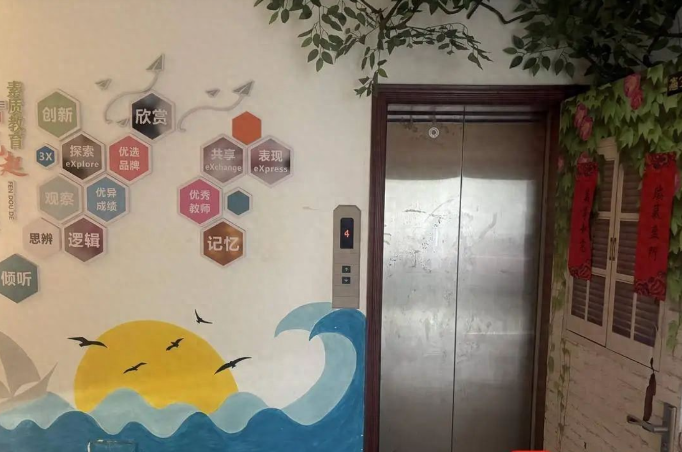 Người phụ nữ sống trong căn hộ 20 năm, bất ngờ nhận thông báo niêm phong tài sản của tòa án: nhà này thuộc về hàng xóm, không phải của bà- Ảnh 1.