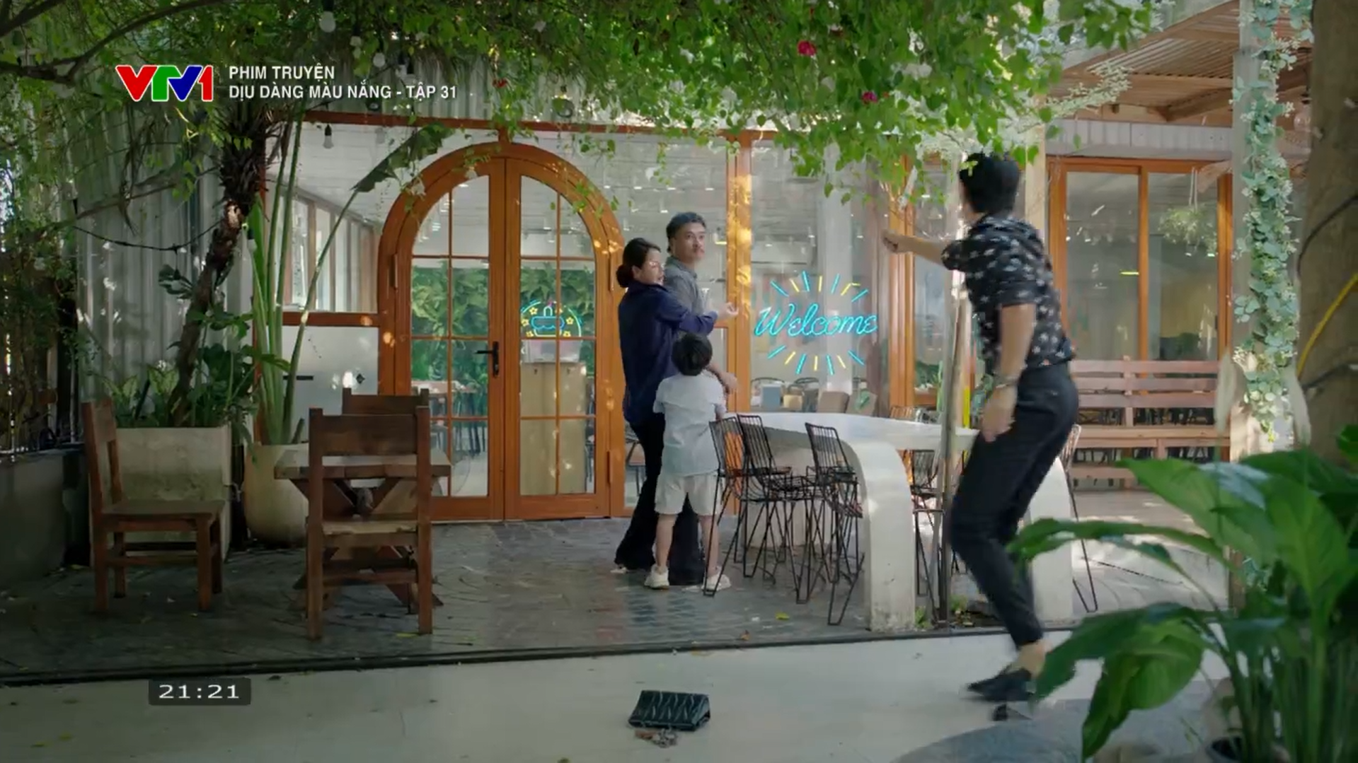 Clip sốc: Mỹ nam Vbiz bị đồng nghiệp đạp thẳng vào mặt, người trong cuộc nói 1 câu chấn động- Ảnh 3. Clip sốc: Mỹ nam Vbiz bị đồng nghiệp đạp thẳng vào mặt, người trong cuộc nói 1 câu chấn động- Ảnh 3.