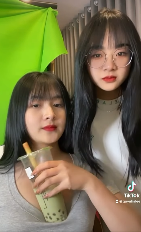 Hot girl ngoại quốc flex vóc dáng với