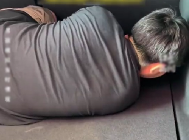 Bé trai 9 tuổi ở Trung Quốc bị nhét vào cốp xe trong hành trình du lịch 1.000km cùng cha ruột và mẹ kế: Lời biện minh của người cha càng gây phẫn nộ- Ảnh 1.