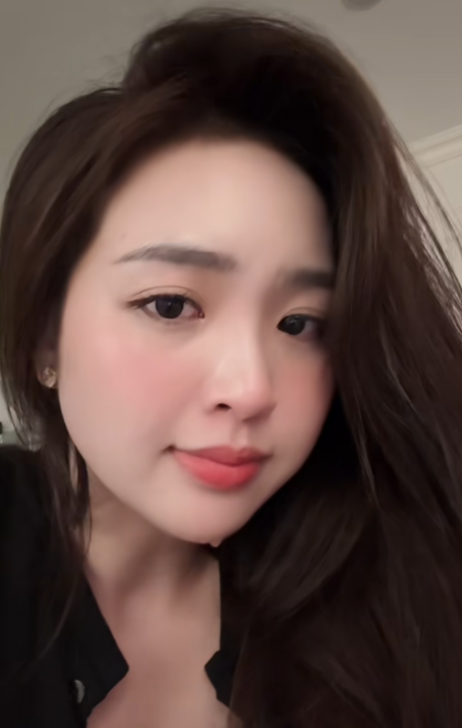 "Hot girl thư ký" lộ khoảnh khắc khiến fan nam rần rần mong muốn được che chở screenshot 2025 07 24 162027 17533512053331187656388 1753411265743 17534112659371785651902