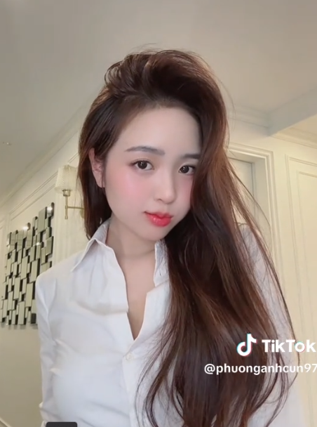 "Hot girl thư ký" lộ khoảnh khắc khiến fan nam rần rần mong muốn được che chở screenshot 2025 07 24 165250 1753351157607598640552 1753411263246 17534112634341219861103