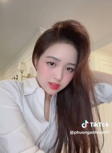 "Hot girl thư ký" lộ khoảnh khắc khiến fan nam rần rần mong muốn được che chở screenshot 2025 07 24 165255 17533511576051795614446 1753411262227 17534112624101775094571