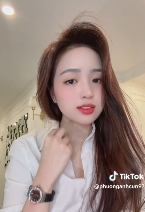 "Hot girl thư ký" lộ khoảnh khắc khiến fan nam rần rần mong muốn được che chở screenshot 2025 07 24 165301 17533511575911549331258 1753411260916 1753411261494947677825