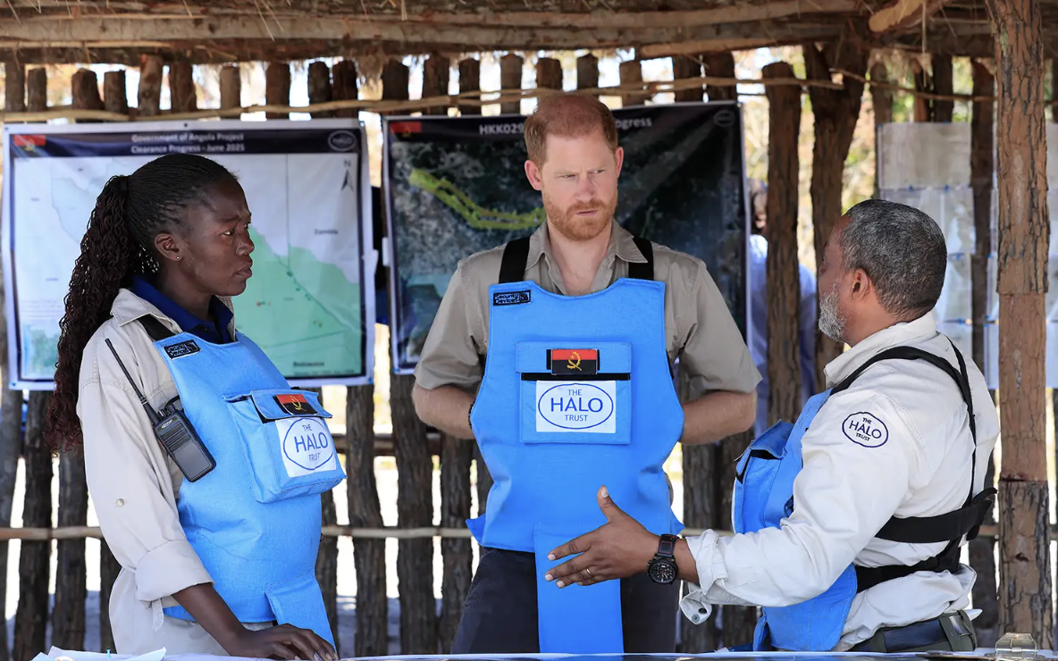 Vương tử Harry xúc động khi thấy trẻ em chơi cạnh bãi mìn: “Trái tim tôi như vỡ ra”- Ảnh 3.