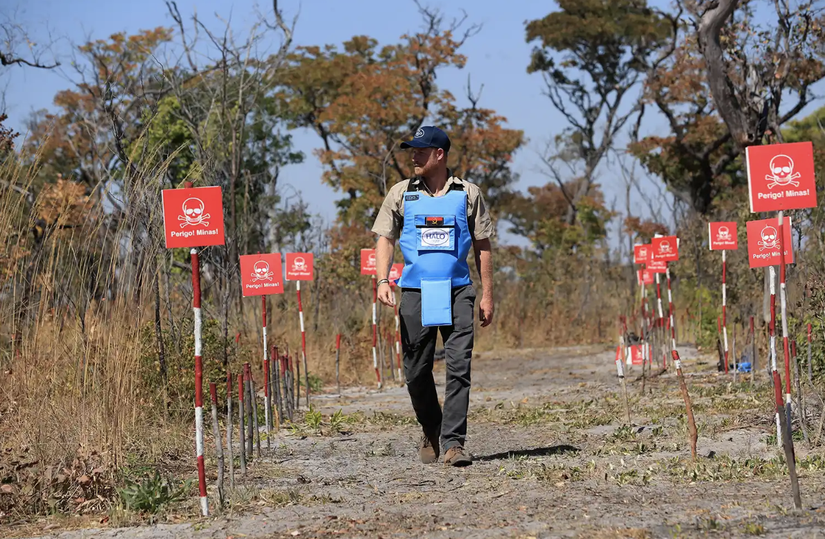 Vương tử Harry xúc động khi thấy trẻ em chơi cạnh bãi mìn: “Trái tim tôi như vỡ ra”- Ảnh 2.