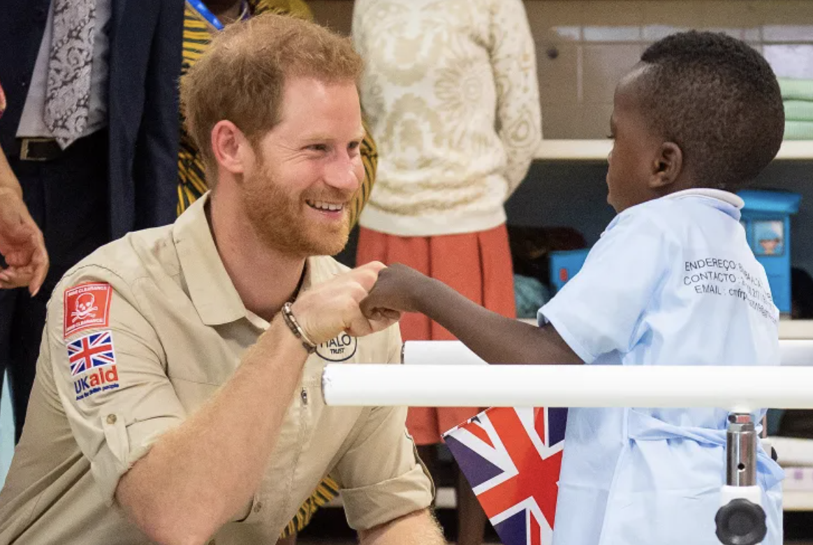 Vương tử Harry xúc động khi thấy trẻ em chơi cạnh bãi mìn: “Trái tim tôi như vỡ ra”- Ảnh 4.