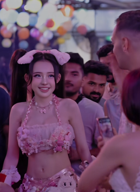 Ngân 98 biến thành búp bê xuống phố, khéo léo né fan nam sau những sự cố bị động chạm nhạy cảm- Ảnh 13.