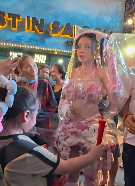 Ngân 98 biến thành búp bê xuống phố, khéo léo né fan nam sau những sự cố bị động chạm nhạy cảm- Ảnh 5.