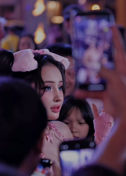 Ngân 98 biến thành búp bê xuống phố, khéo léo né fan nam sau những sự cố bị động chạm nhạy cảm- Ảnh 3.