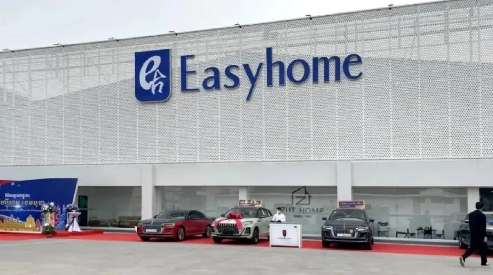 Một tỷ phú ngành nội thất nhảy lầu tử tự sau 4 ngày tại ngoại- Ảnh 1.