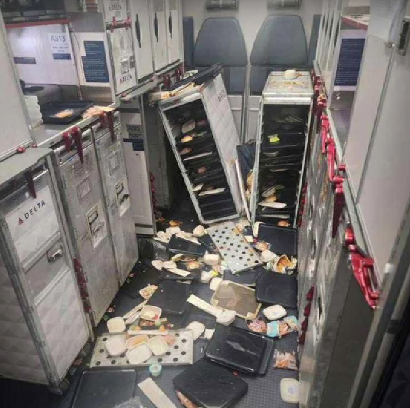 Máy bay hạ cánh khẩn cấp, 25 hành khách nhập viện- Ảnh 2.