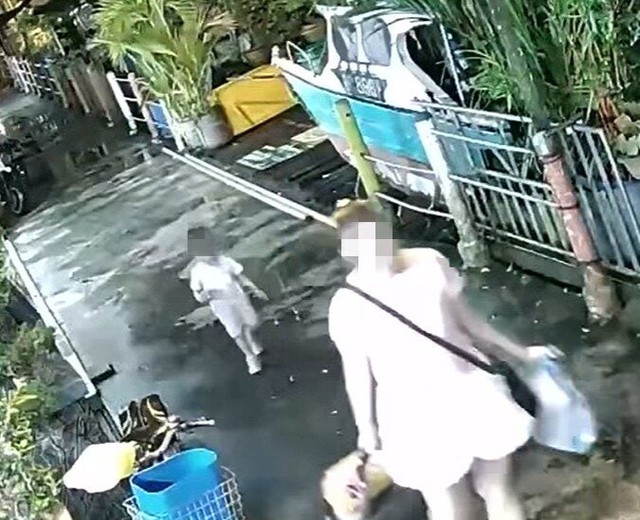 Mẹ dắt con gái ra cầu tàu rồi nhảy xuống biển, để lại di thư khiến ai cũng nghẹn ngào- Ảnh 1. Mẹ dắt con gái ra cầu tàu rồi nhảy xuống biển, để lại di thư khiến ai cũng nghẹn ngào- Ảnh 1.