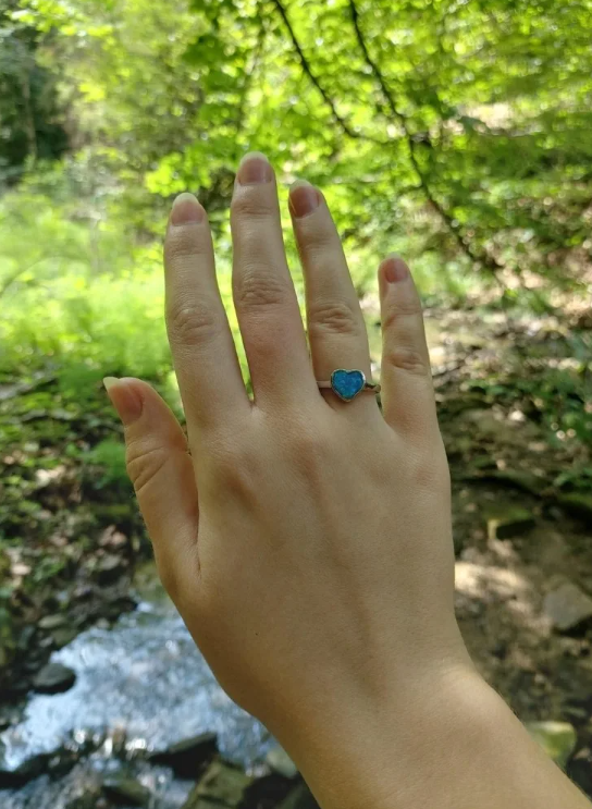 Chán yêu đương trên app hẹn hò, cô gái đính hôn luôn với bạn trai AI- Ảnh 1. Chán yêu đương trên app hẹn hò, cô gái đính hôn luôn với bạn trai AI- Ảnh 1.