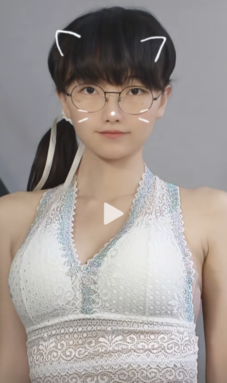 Thay đồ gợi cảm trên livestream, hot girl