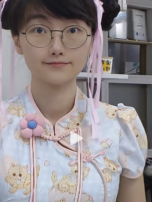 Thay đồ gợi cảm trên livestream, hot girl