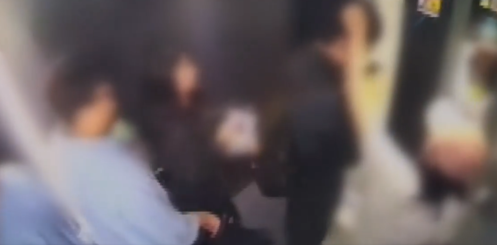 Căng thẳng trong thang máy, cô gái