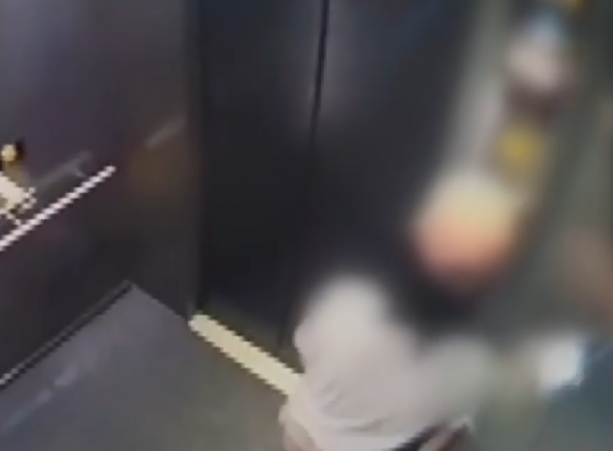 Căng thẳng trong thang máy, cô gái