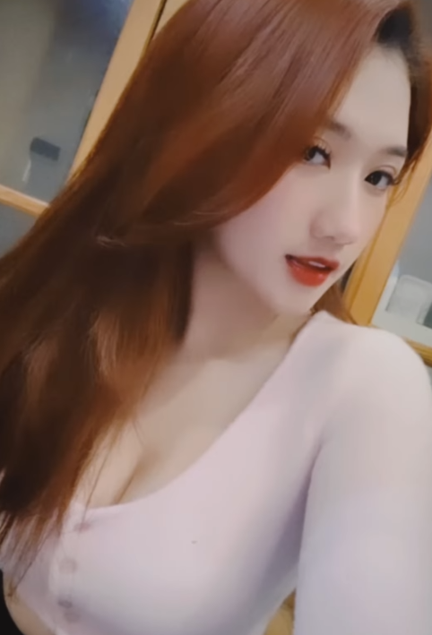 Không chỉ rạng rỡ trên sóng truyền hình, nhan sắc đời thường của nữ MC còn gây