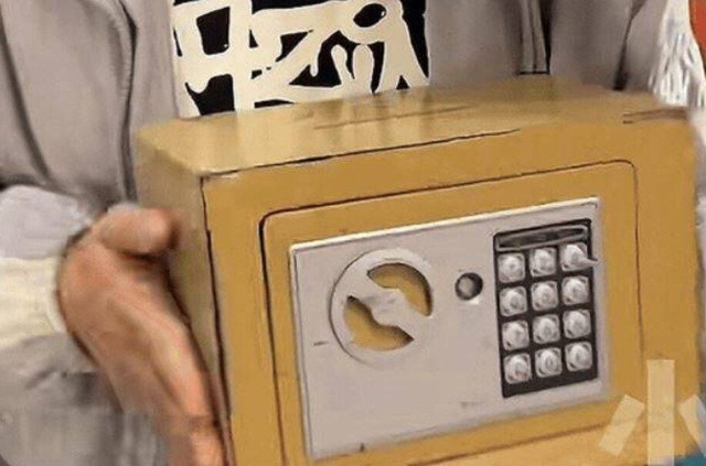 Đến chơi nhà bạn, cô bé 9 tuổi ôm luôn két sắt nhà bạn về, cảnh sát điều tra phát hiện hành vi khó lường- Ảnh 2. Đến chơi nhà bạn, cô bé 9 tuổi ôm luôn két sắt nhà bạn về, cảnh sát điều tra phát hiện hành vi khó lường- Ảnh 2.