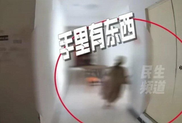 Đến chơi nhà bạn, cô bé 9 tuổi ôm luôn két sắt nhà bạn về, cảnh sát điều tra phát hiện hành vi khó lường- Ảnh 1. Đến chơi nhà bạn, cô bé 9 tuổi ôm luôn két sắt nhà bạn về, cảnh sát điều tra phát hiện hành vi khó lường- Ảnh 1.