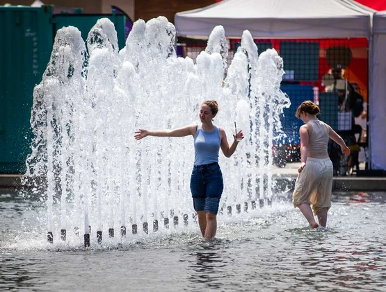 Người dân Canada khổ sở vì quá nóng mà không có điều hòa- Ảnh 1.