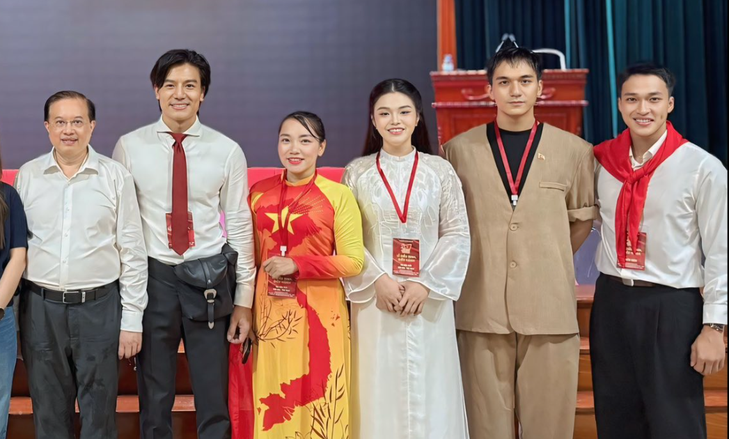 Bức ảnh dàn sao Việt thăm Lăng Bác bất ngờ viral khắp MXH, nhìn tới ai khán giả cũng nức nở “Hoà bình đẹp quá!”- Ảnh 2.