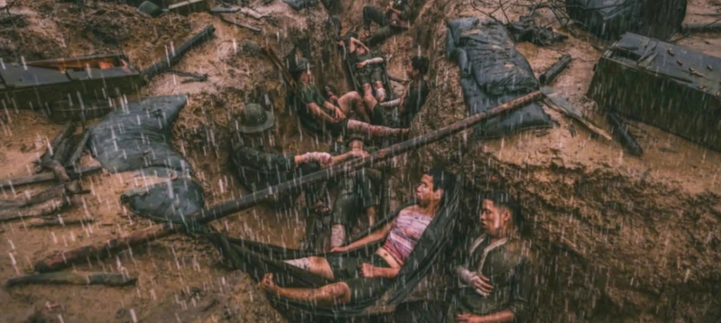 6 chi tiết ẩn cực đắt giá ở Mưa Đỏ: 1 chiếc khăn - 2 mộ phần, đến màu hoa cũng hàm chứa một bí mật- Ảnh 6.