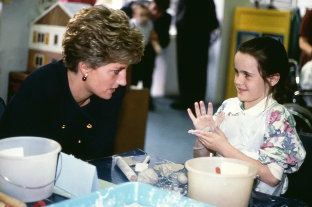 Bí mật từ hộp thời gian Công nương Diana: Sau 30 năm, kho báu ký ức Hoàng gia chính thức lộ diện- Ảnh 1. Bí mật từ hộp thời gian Công nương Diana: Sau 30 năm, kho báu ký ức Hoàng gia chính thức lộ diện- Ảnh 1.