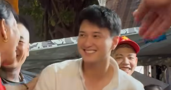 Mỹ nam Vbiz đi xem Tổng duyệt A80 mà viral khắp MXH: Cười lên đẹp phát sáng, chị em thi nhau nhường chỗ screenshot 2025 08 30 110548 17565291217771031596338 0 0 292 557 crop 17565291290921286828950png