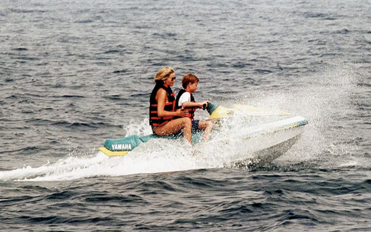 Mùa hè cuối cùng của Công nương Diana diễn ra như thế nào?- Ảnh 1. Mùa hè cuối cùng của Công nương Diana diễn ra như thế nào?- Ảnh 1.