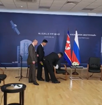 Vì sao hành động này của cận vệ ông Kim Jong Un lại gây chú ý?- Ảnh 4. Vì sao hành động này của cận vệ ông Kim Jong Un lại gây chú ý?- Ảnh 4.