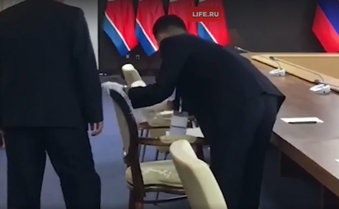 Vì sao hành động này của cận vệ ông Kim Jong Un lại gây chú ý?- Ảnh 3. Vì sao hành động này của cận vệ ông Kim Jong Un lại gây chú ý?- Ảnh 3.