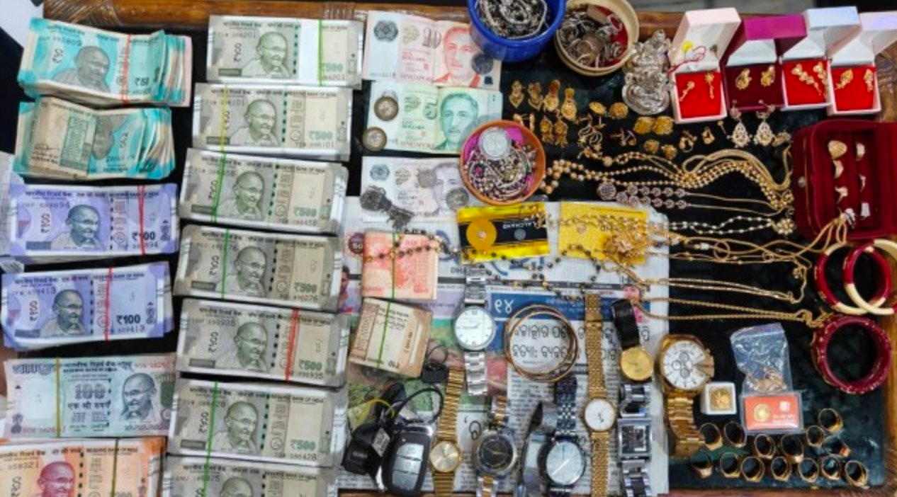 Đột kích nhà của viên kiểm lâm lương tháng 16 triệu, tịch thu số vàng và tiền mặt gần 2 tỷ đồng giấu trong bồn chứa nước, cùng 13 bất động sản trị giá hơn 414 tỷ đồng- Ảnh 1.