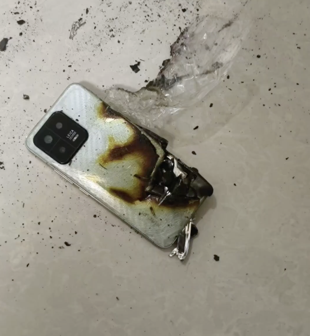 Bé trai 3 tuổi đang cầm điện thoại chơi thì thiết bị phát nổ, cả gia đình hoảng hốt chạy tới ứng cứu- Ảnh 3.