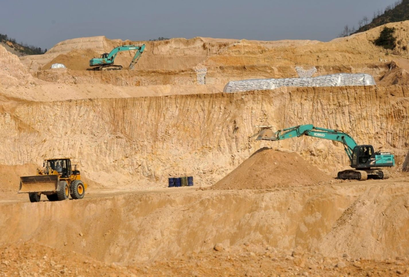 Khoan liên tục suốt 5 năm, trúng lớn 500 mỏ kho báu: Hơn 300 tỷ m3 khí đốt phun trào dữ dội, tìm thấy 'vành đai vàng trắng' kéo dài gần 3.000 km- Ảnh 1. Khoan liên tục suốt 5 năm, trúng lớn 500 mỏ kho báu: Hơn 300 tỷ m3 khí đốt phun trào dữ dội, tìm thấy 'vành đai vàng trắng' kéo dài gần 3.000 km- Ảnh 1.