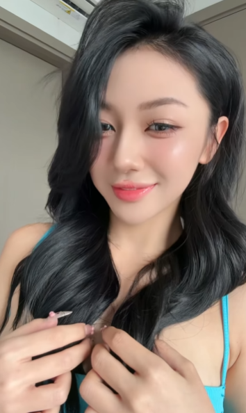 Vừa khóc than trên live, Trần Hà Linh nhanh chóng quay về đường đua, công khai