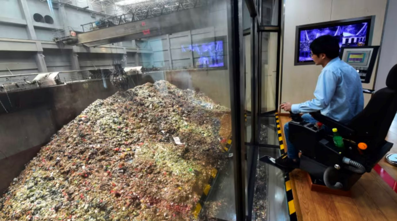 Nền kinh tế lớn nhất châu Á đối diện 'chuyện thật như đùa': Là nước tỷ dân nhưng nay 'đau đầu' vì không còn rác để đốt- Ảnh 1.