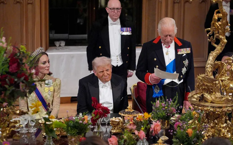 Ông Donald Trump ngồi cạnh Vương phi Kate tại quốc yến: Lời khen “xinh đẹp đến rụng rời” gây bão truyền thông- Ảnh 1.