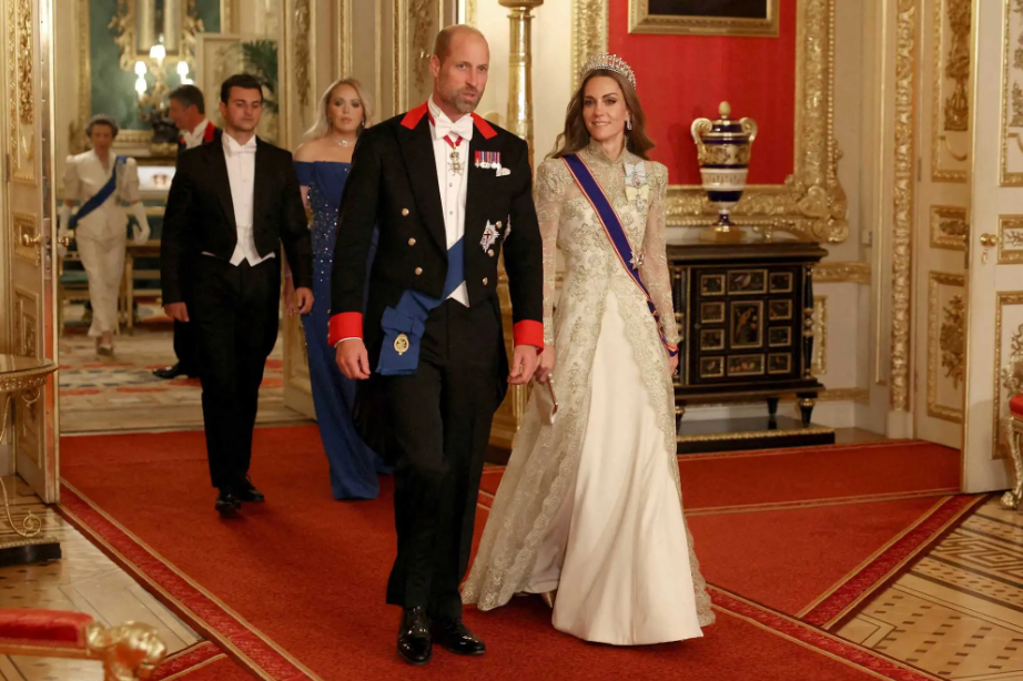 Đẳng cấp “nữ chính”: Kate Middleton lộng lẫy váy vàng, đội vương miện huyền thoại tại quốc yến Windsor- Ảnh 1.