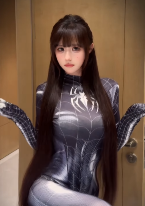 Video lau kính 7 giây của cô gái cosplay người nhện khiến fan nam muốn ngắm mãi- Ảnh 3.