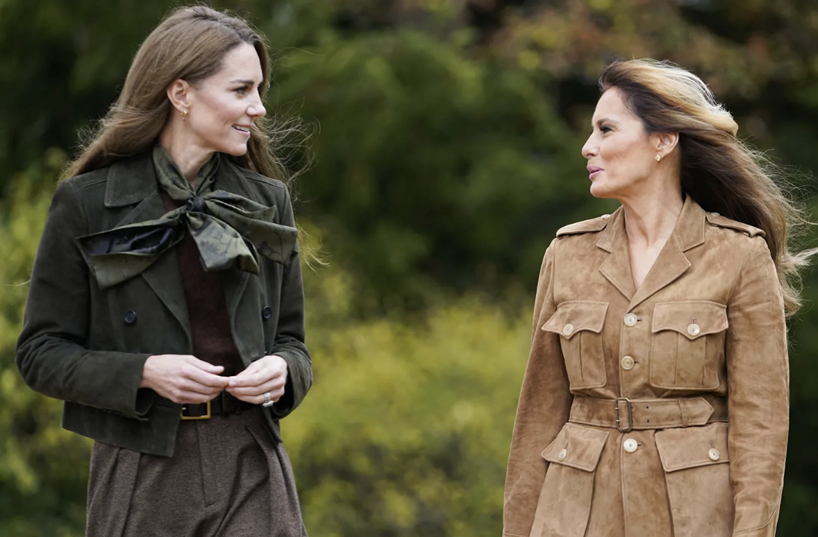 Khoảnh khắc lịch sử: Vương phi Kate và Melania Trump lần đầu sánh đôi - không ngờ lại gần gũi đến thế!- Ảnh 1.